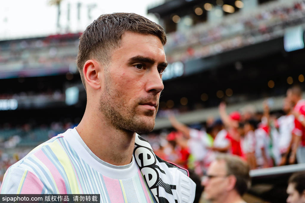 乔纳森·大卫：法甲金靴，尤文新星的崛起