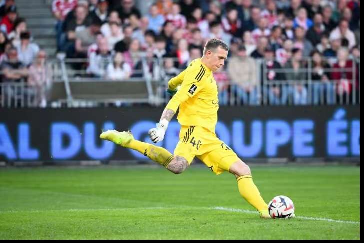 34岁老门神压哨转会！维拉截胡利兹联签下法甲功臣，大马丁离队倒计时？